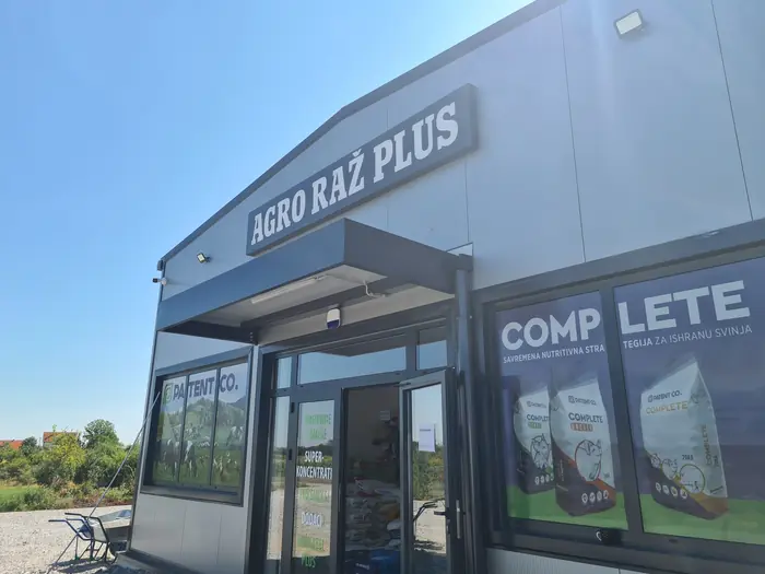 Agro Raž Plus, 3D slova iznad ulaza