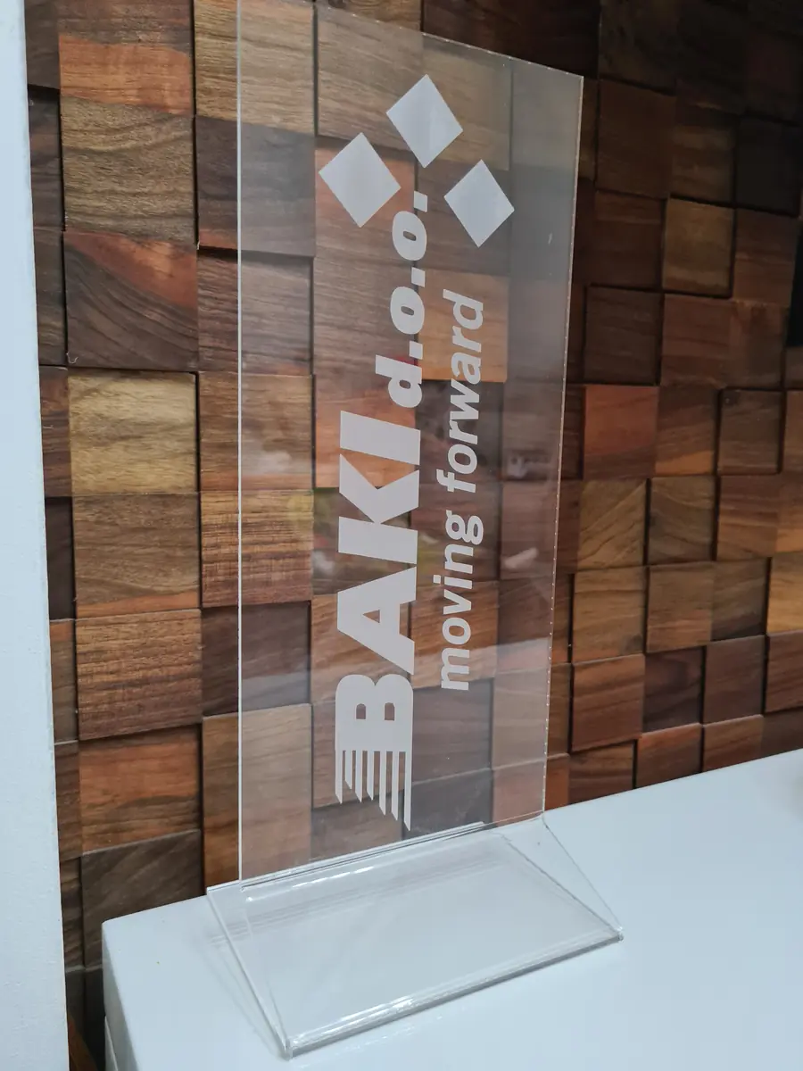 Stalak od klirita sa graviranim logom BAKI doo