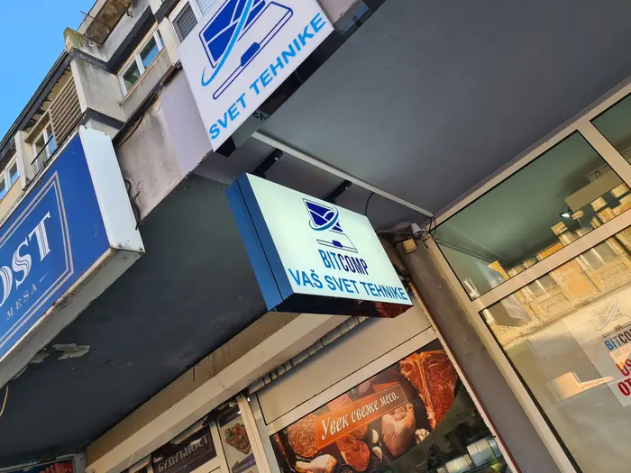 Dvostrani light box Bitcomp iznad ulaza u lokal