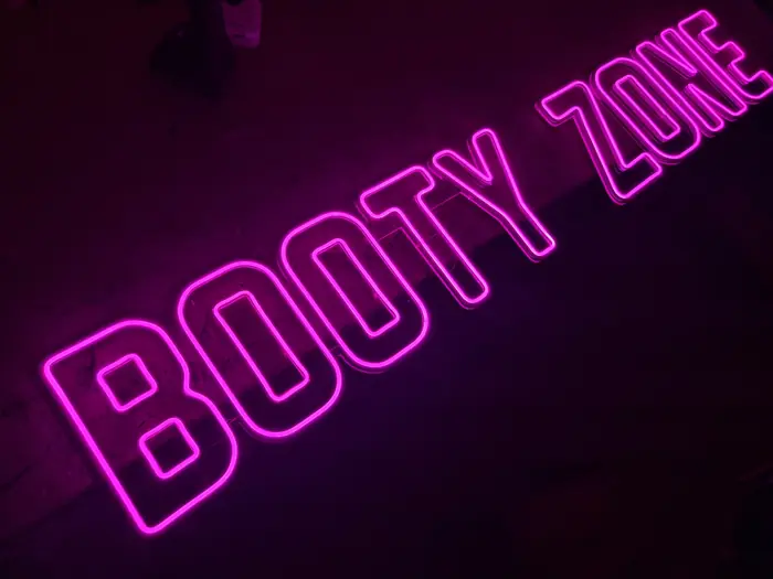 Roze LED neon natpis Booty Zone