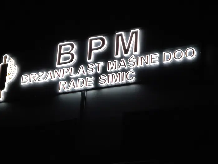 Detalj slova BPM sa pozadinskim osvetljenjem