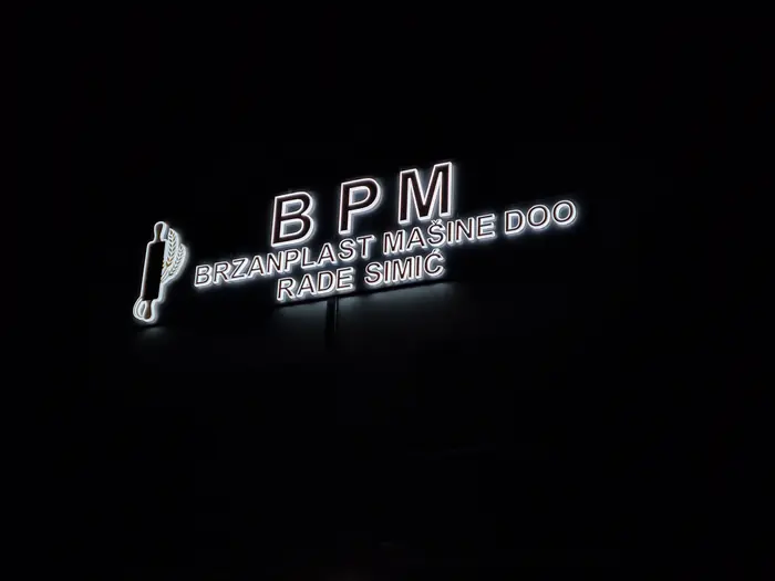 Slova BPM sa pozadinskim osvetljenjem noću