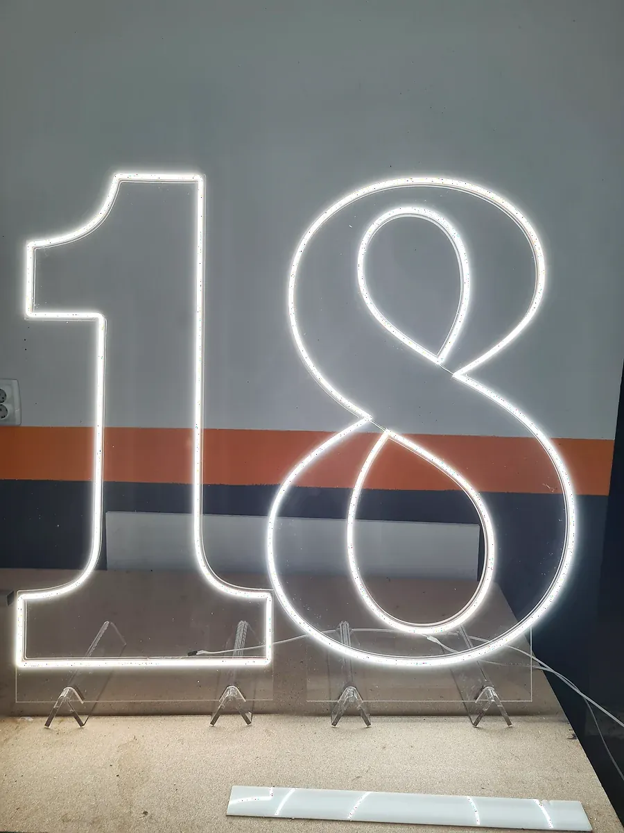 LED neon 18 upaljen