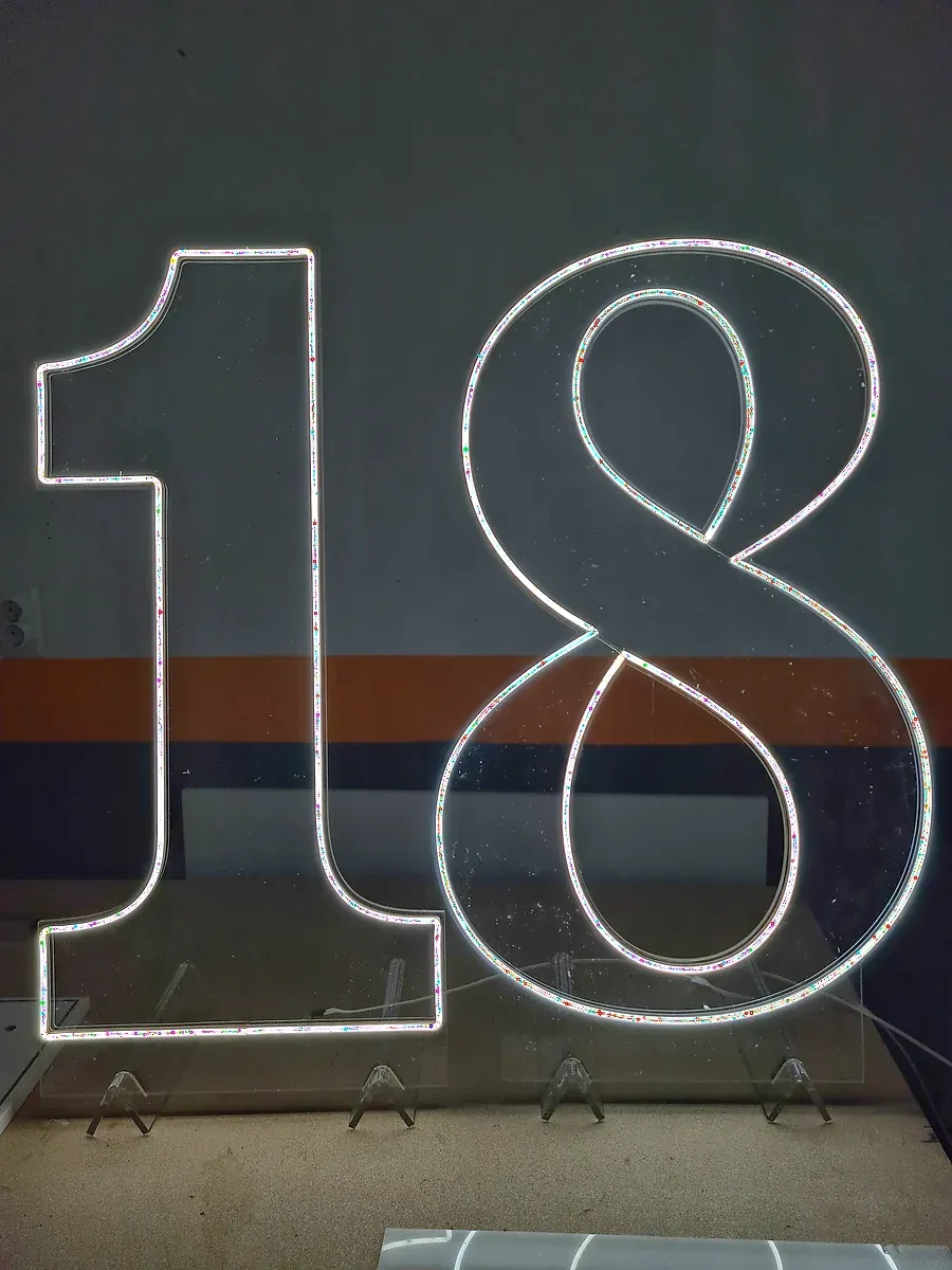 LED neon broj 18