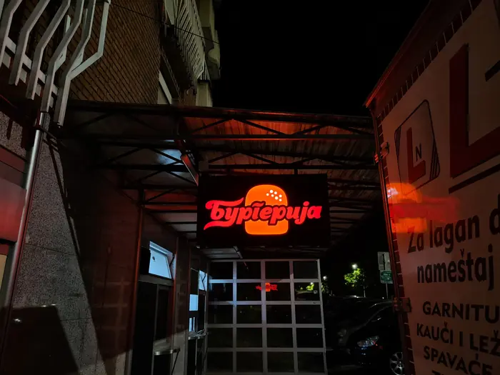 Dvostrani light box Burgerija noću