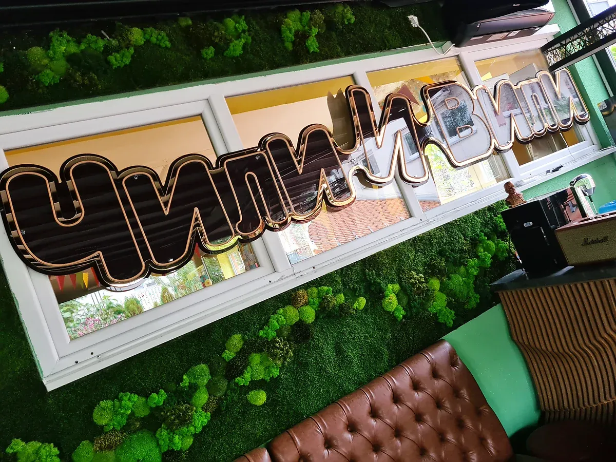 LED neon Čili Bar danju