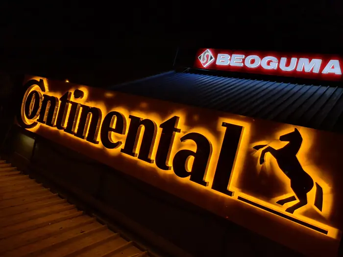 Continental i Beoguma, svetleća reklama na krovu