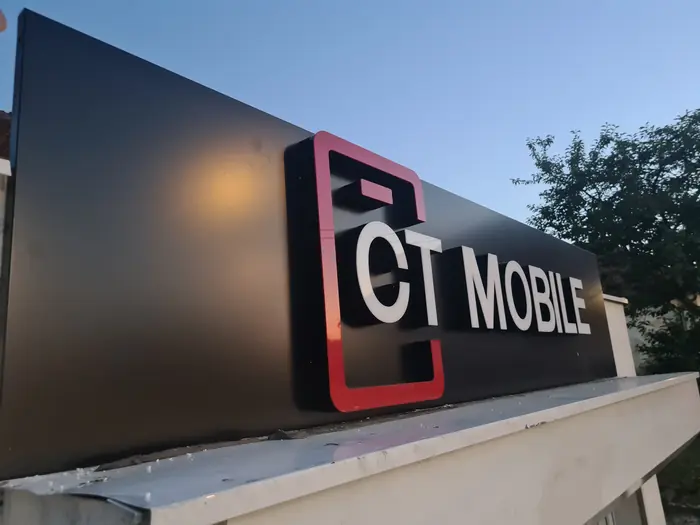 3D slova i logo CT Mobile na alubond pozadini