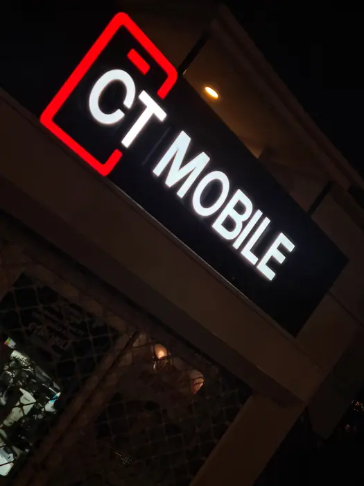 Svetleća slova CT Mobile noću