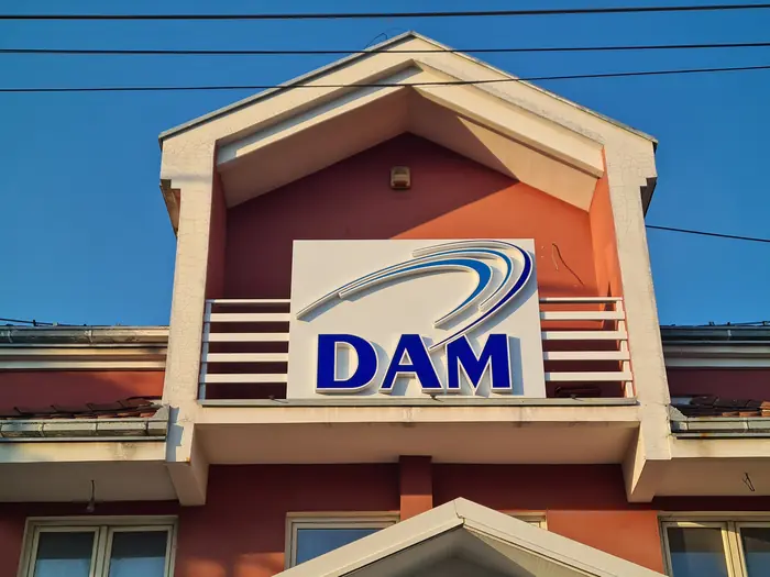 Reklamna tabla DAM na fasadi zgrade