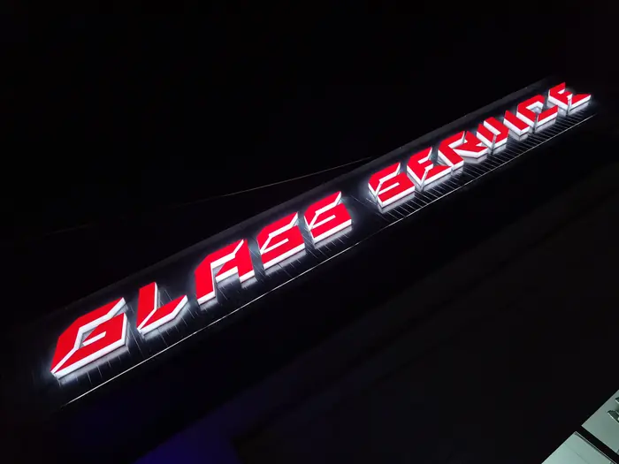 Detalj svetlećih slova Glass Service
