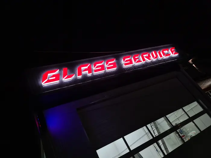 Svetleća 3D slova Glass Service noću