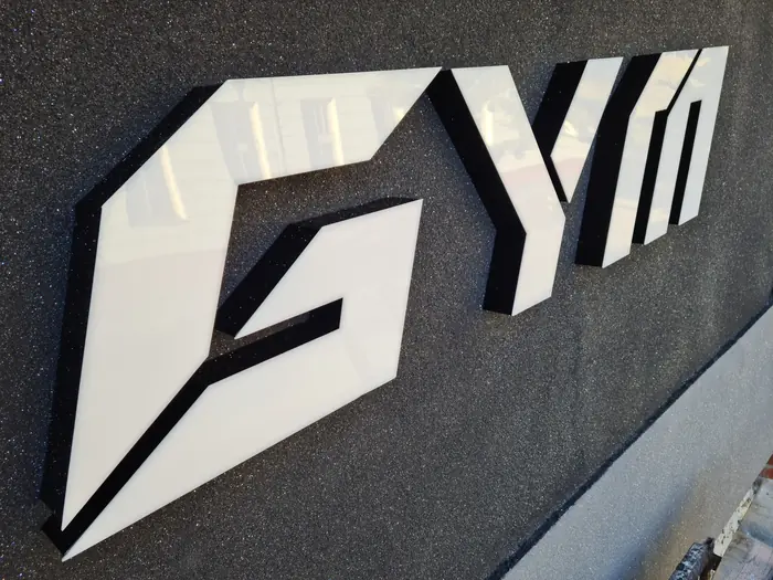3D slova GYM od klirita na crnoj pozadini