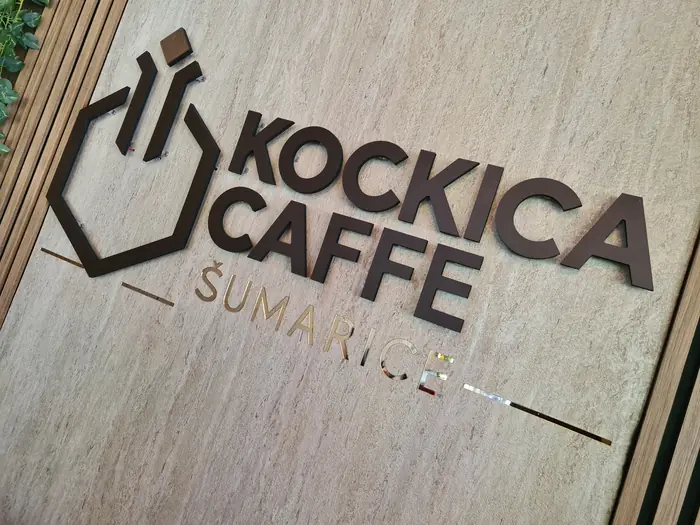 3D slova i logo Kockica Caffe tokom dana
