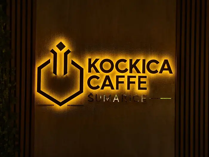 Logo Kockica Caffe sa pozadinskim osvetljenjem noću
