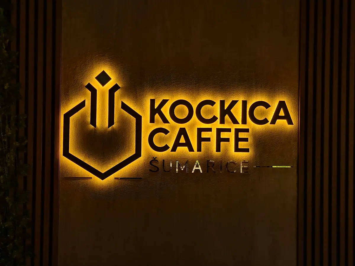 Kockica Caffe sa pozadinskim osvetljenjem noću