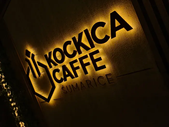 Kockica Caffe sa pozadinskim osvetljenjem iz ugla