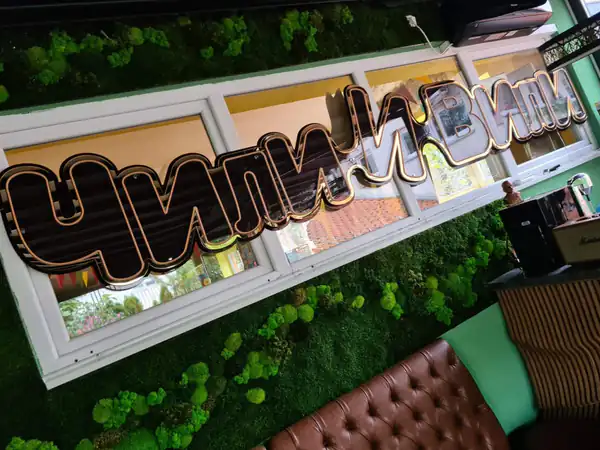 LED neon reklama ugašena