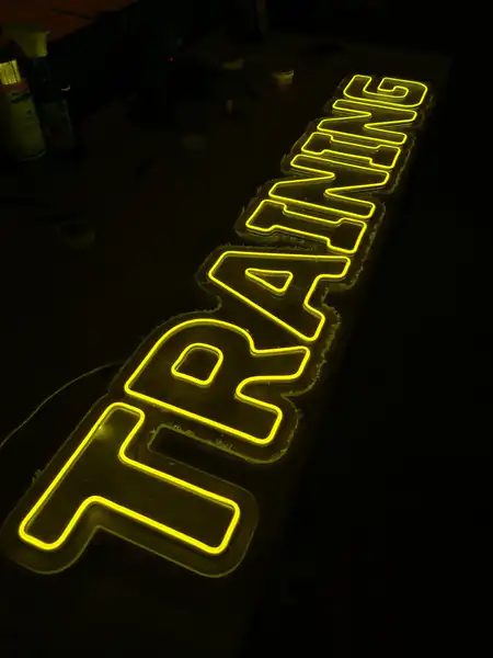 LED neon na providnoj pozadini