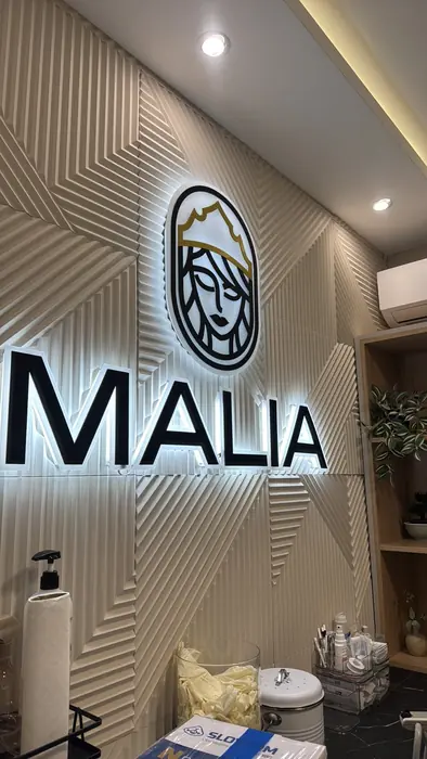 Logo Malia sa pozadinskim osvetljenjem u salonu