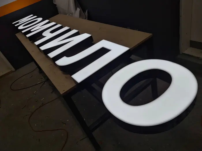 3D slova Момчило od klirita pre montaže