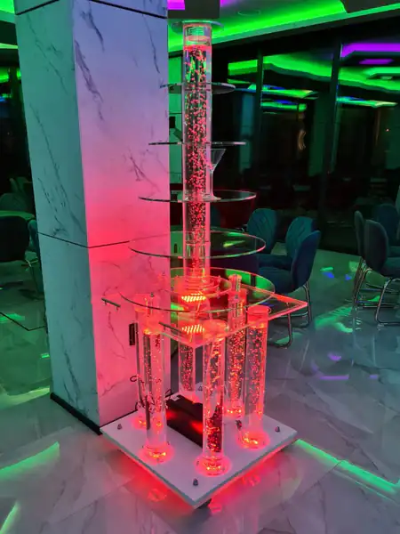 Okrugla šampanjac fontana sa čašama