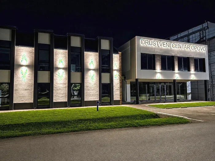 Pozadinsko osvetljenje fasade noću