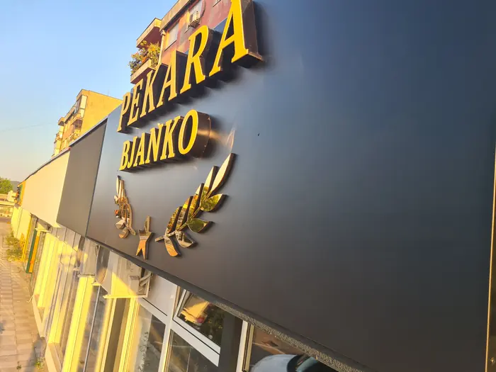 Detalj 3D slova i logotipa Pekara Bjanko