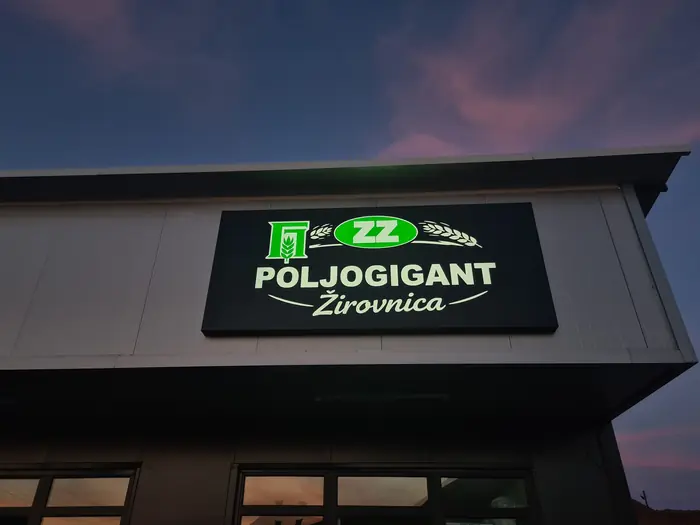 Fasada Poljogigant sa svetlećom tablom noću