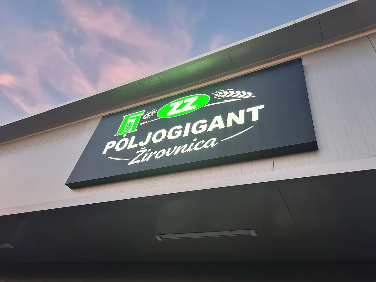 Poljogigant svetleća slova uveče