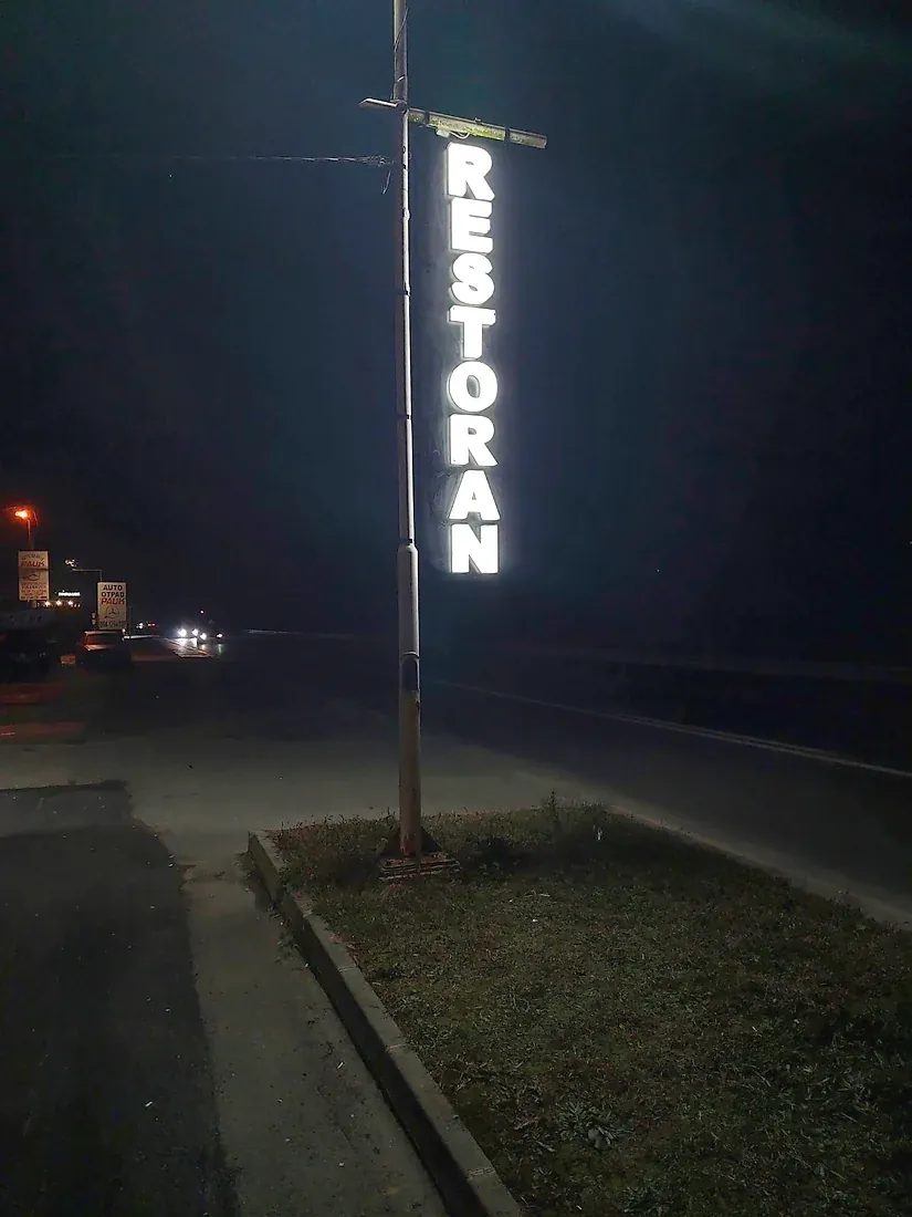 Svetleći totem sa 3D slovima - Restoran