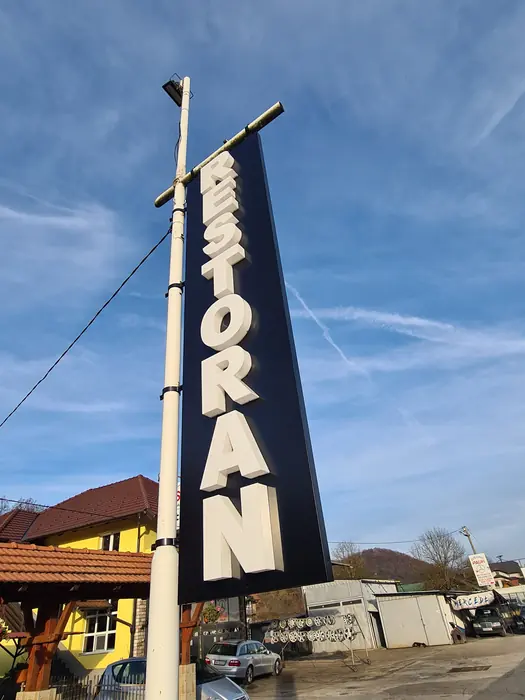 Totem RESTORAN snimljen iz ugla