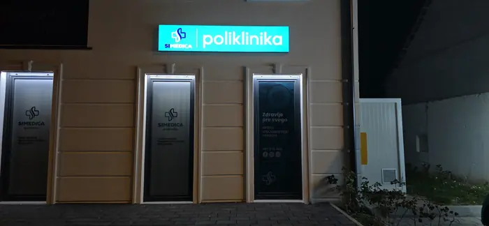 Light box SI Medica poliklinika noću