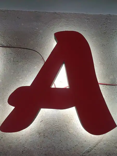 Slovo od stirodura sa pozadinskom rasvetom