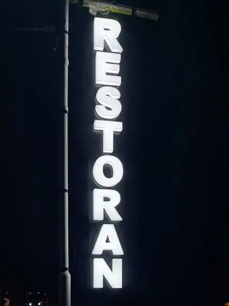 Svetleća 3D slova noću