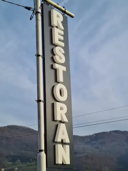 3D svetleća slova na alubond pozadini