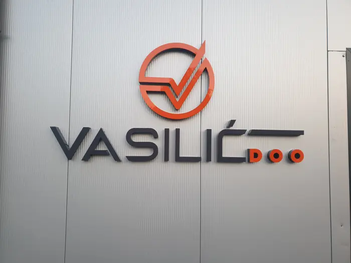 Logo i 3D slova Vasilić doo na alubond fasadi