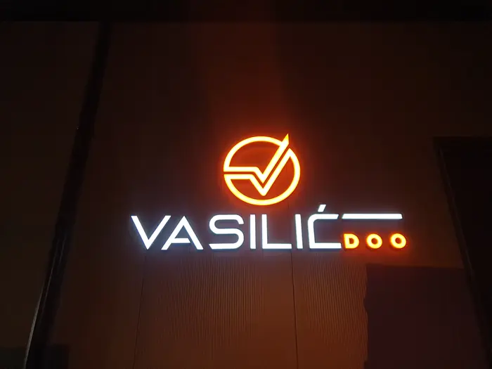 Svetleća slova Vasilić doo noću